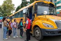Xe buýt chở học sinh ở Trung Quốc. (Ảnh: XInhua)
