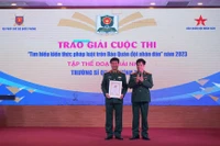 Thượng tướng Nguyễn Văn Nghĩa, Phó Tổng tham mưu trưởng Quân đội nhân dân Việt Nam trao giải nhất tập thể Cuộc thi “Tìm hiểu kiến thức pháp luật” trên Báo Quân đội nhân dân điện tử năm 2023 cho đại diện Trường Sĩ quan Chính trị. (Ảnh: TRUNG HƯNG)