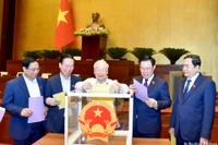 Lãnh đạo Đảng, Nhà nước bỏ phiếu kín đánh giá tín nhiệm 44 chức danh do Quốc hội bầu hoặc phê chuẩn, sáng 25/10. (Ảnh: DUY LINH)