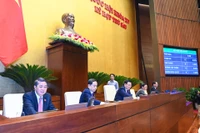 Chủ tịch Quốc hội Vương Đình Huệ và các Phó Chủ tịch Quốc hội biểu quyết thông qua Nghị quyết về giám sát chuyên đề “Việc triển khai thực hiện các Nghị quyết của Quốc hội về các Chương trình mục tiêu quốc gia về xây dựng nông thôn mới giai đoạn 2021-2025, giảm nghèo bền vững giai đoạn 2021-2025, phát triển kinh tế-xã hội vùng đồng bào dân tộc thiểu số và miền núi giai đoạn 2021-2030”. (Ảnh: DUY LINH)