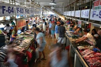 Người nghèo có nhiều khả năng bị ảnh hưởng nặng nề nhất do tỷ lệ chi phí năng lượng và thực phẩm trong ngân sách của họ cao hơn so với các nhóm thu nhập khác. (Ảnh minh họa: ADB)