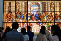 Bức tranh kính màu kinh điển "The School of Athens" là một trong những hiện vật đáng chú ý của bảo tàng.