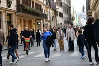 Người đi bộ trên đường phố ở Rome, Italia, ngày 11/2/2022. (Ảnh minh họa: Xinhua) 