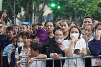 Người dân xếp hàng chờ vào viếng Tổng Bí thư Nguyễn Phú Trọng.