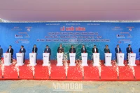 Thủ tướng Phạm Minh Chính cùng lãnh đạo các Bộ, ngành Trung ương và địa phương tại điểm cầu Quảng Ngãi ấn nút khởi công đồng loạt 12 dự án thành phần cao tốc bắc-nam.