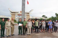 Đại diện Đồn Biên phòng Cửa khẩu quốc tế Mộc Bài, BĐBP Tây Ninh tiếp nhận 33 công dân Việt Nam bị cưỡng bức lao động với chiêu trò “việc nhẹ lương cao” từ lực lượng chức năng Campuchia.