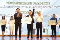 Thí sinh Phạm Việt Cường (ở giữa) nhận giải nhất chung cuộc. 