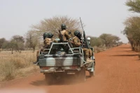 Binh sĩ Burkina Faso tuần tra trên đường Gorgadji tại vùng Sahel, ngày 3/3/2019. (Ảnh: Reuters)