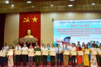 Đồng chí Vũ Quyết Tiến, Ủy viên Ban Thường vụ Tỉnh ủy, Bí thư Thành ủy Hạ Long trao Giấy khen cho các tập thể có thành tích tiêu biểu trong phong trào thi đua đặc biệt chào mừng kỷ niệm 60 năm thành lập tỉnh.