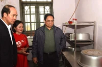 Thủ tướng Phạm Minh Chính thăm bếp ăn tại Trường Phổ thông dân tộc bán trú Tiểu học Pa Tần. (Ảnh: Trần Hải)
