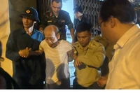 Lực lượng chức năng hỗ trợ người dân di dời khỏi tòa nhà nguy hiểm. 