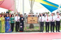 Các đại biểu tham gia lễ gắn biển công trình Công viên Ngọc Thụy.