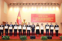 Chủ tịch Ủy ban nhân dân thành phố Hà Nội Trần Sỹ Thanh trao Bằng khen cho các tập thể có thành tích trong cải cách hành chính năm 2023. Ảnh: VIẾT THÀNH