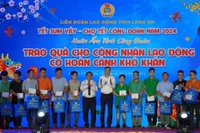 Lãnh đạo Tổng Liên đoàn Lao động Việt Nam và tỉnh Long An trao quà Tết cho công nhân lao động đang làm việc tại Long An. 