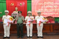 Đại tá Phạm Quốc Việt, Phó Giám đốc Công an tỉnh Sóc Trăng trao quyết định cho các đồng chí nhận nhiệm vụ mới