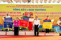Lãnh đạo tỉnh Sóc Trăng trao giải cho các đội ghe Ngo nữ.