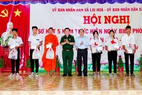 Tặng học bổng cho học sinh vượt khó học tốt vùng biên giới biển.