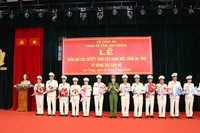 Trao quyết định cho các đồng chí được nghỉ công tác hưởng chế độ hưu trí. (Ảnh: NGUYỄN HOÀNG)