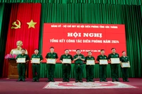 Khen thưởng các tập thể xuất sắc trong phong trào thi đua Quyết thắng năm 2024.