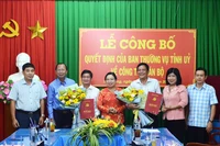 Phó Bí thư Thường trực Tỉnh ủy Sóc Trăng Hồ Thị Cẩm Đào trao quyết định cho các đồng chí Dương Sà Kha và Trần Văn Việt.
