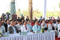 Phó Thủ tướng Chính phủ Mai Văn Chính cùng lãnh đạo chính quyền tỉnh qua các thời kỳ dự tại điểm cầu truyền hình trực tiếp tại Long An.