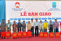 Ủy ban Mặt trận Tổ quốc Việt Nam tỉnh Sóc Trăng phối hợp Công ty Xổ số kiến thiết Sóc Trăng tặng 120 căn nhà cho hộ nghèo.