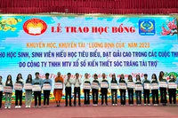 Trao học bổng Lương Định Của cho học sinh hiếu học tiêu biểu.