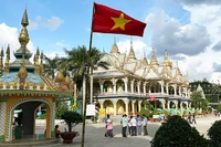 Chùa Sam Rong (Sóc Trăng) được trang hoàng thật lộng lẫy.