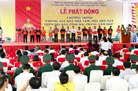 Nhân dân huyện Long Phú (Sóc Trăng) phấn khởi đến dự lễ khởi công xây nhà cho người nghèo, khó khăn.