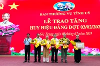 Đồng chí Lâm Văn Mẫn trao Huy hiệu Đảng cho các đảng viên 