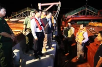 Chủ tịch Ủy ban nhân dân tỉnh Sóc Trăng Trần Văn Lâu kiểm tra một phương tiện khai thác cát trong đêm.