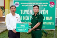 Đồn Biên phòng Trung Bình tặng 20 đầu sách pháp luật cho thư viện nhà trường và 300 cuốn tập cho các em học sinh.