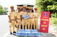 Chi Đoàn Phòng Cảnh sát giao thông tỉnh Sóc Trăng tham gia hỗ trợ người dân.