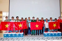 Trao tặng cờ Tổ quốc và bình lọc nước cho ngư dân.
