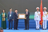 Chủ tịch Quốc hội Vương Đình Huệ trao Huân chương Lao động hạng Nhất cho Học viện Tài chính. (Ảnh: DUY LINH)