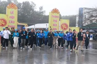 Nhân dân thành phố Sầm Sơn rèn luyện thân thể theo gương Bác Hồ vĩ đại.