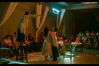 Khán giả chăm chú dõi theo những diễn biến cảm xúc của diễn viên trong tác phẩm “Tại sao chúng ta lại ở đây?”. (Ảnh: do nhân vật cung cấp)