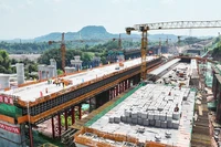 Công trường xây dựng cầu ở tỉnh Tứ Xuyên, Trung Quốc. (Ảnh: Tân Hoa Xã)