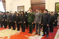 Đại sứ Phạm Sao Mai và cán bộ, nhân viên Đại sứ quán Việt Nam tại Trung Quốc viếng Tổng Bí thư Nguyễn Phú Trọng.