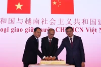 Nghi thức cắt bánh gato tại Lễ kỷ niệm 75 năm thiết lập quan hệ ngoại giao Việt Nam-Trung Quốc.