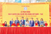 Đại diện các doanh nghiệp lớn trên địa bàn Hà Nội ký cam kết bảo vệ quyền lợi người tiêu dùng.