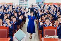 Không khí giao lưu đầy sôi nổi, hào hứng của Tiến sĩ giáo dục Nguyễn Thụy Anh và các chiến sĩ Hải quân.