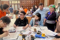 Đông đảo người dân và du khách tham gia hoạt động trải nghiệm "Giữ màu di sản".