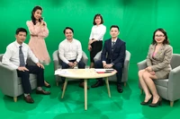 Kaneya Manabu (thứ hai từ phải qua) trong một chương trình phỏng vấn tại Đài Truyền hình Việt Nam.