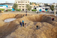 Khu vực tại dải Gaza thiệt hại trong vụ không kích của Israel. (Ảnh TÂN HOA XÃ)