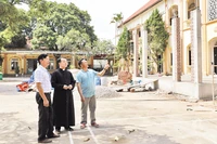 Linh mục Antôn Thế Anh, Giáo xứ Phúc Nhạc, xã Khánh Nhạc (Yên Khánh, Ninh Bình) cùng giáo dân ở địa phương tích cực tham gia xây dựng nông thôn mới.