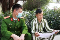 Một phạm nhân đọc thư mẹ gửi với cán bộ Trại giam Yên Hạ (Sơn La).