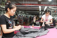 May áo xuất khẩu ở Công ty cổ phần Tổng công ty May Bắc Giang. (Ảnh TRẦN QUỐC)