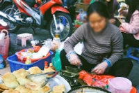 Một hàng đồ ăn trên đường không được che đậy cẩn thận. (Ảnh TUỆ NGHI)