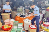 Đội Quản lý thị trường số 2, Cục Quản lý thị trường tỉnh Lạng Sơn kiểm tra, thu giữ mỹ phẩm, chất tẩy rửa không có hóa đơn được rao bán qua mạng xã hội tại một số cơ sở kinh doanh ở huyện Cao Lộc. (Ảnh THÙY DUNG) 
